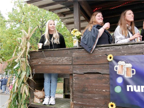 Bunt, laut und fröhlich - die Tarmstedter Erntewagenparade