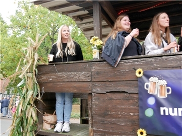 Bunt, laut und fröhlich - die Tarmstedter Erntewagenparade