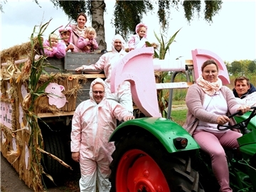 Bunt, laut und fröhlich - die Tarmstedter Erntewagenparade