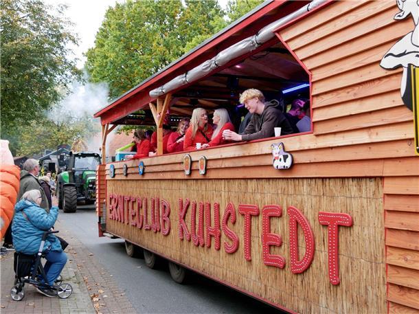 Bunt, laut und fröhlich - die Tarmstedter Erntewagenparade