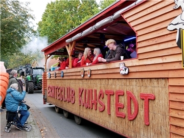Bunt, laut und fröhlich - die Tarmstedter Erntewagenparade