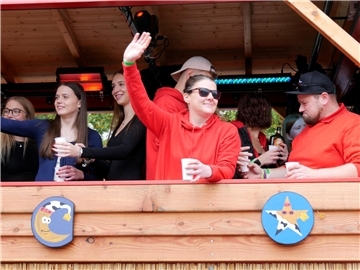 Bunt, laut und fröhlich - die Tarmstedter Erntewagenparade