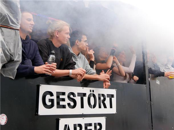 Bunt, laut und fröhlich - die Tarmstedter Erntewagenparade