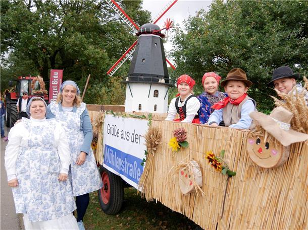 Bunt, laut und fröhlich - die Tarmstedter Erntewagenparade