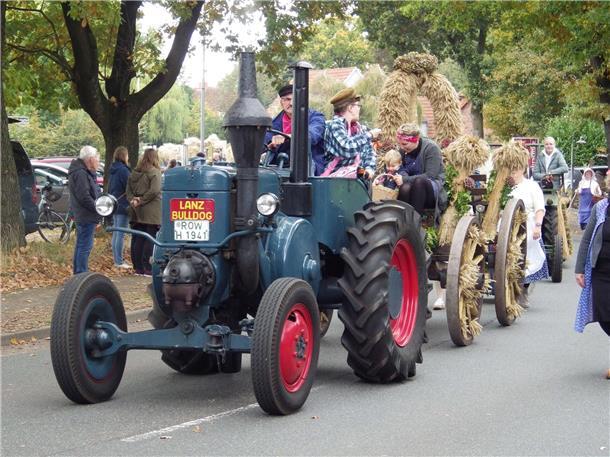 Bunt, laut und fröhlich - die Tarmstedter Erntewagenparade