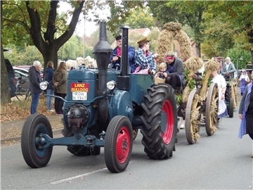 Bunt, laut und fröhlich - die Tarmstedter Erntewagenparade
