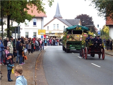 Bunt, laut und fröhlich - die Tarmstedter Erntewagenparade