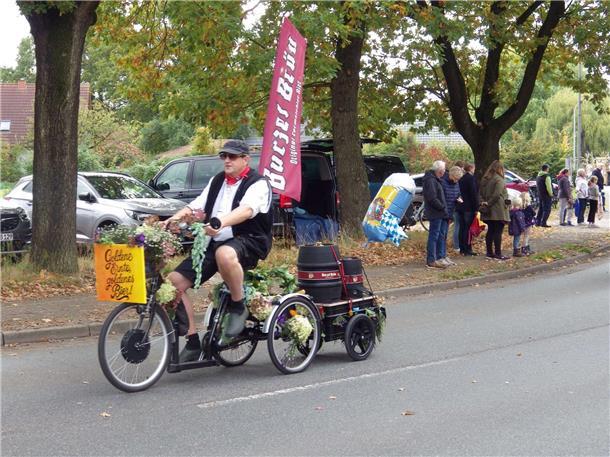 Bunt, laut und fröhlich - die Tarmstedter Erntewagenparade