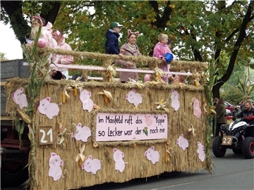 Bunt, laut und fröhlich - die Tarmstedter Erntewagenparade