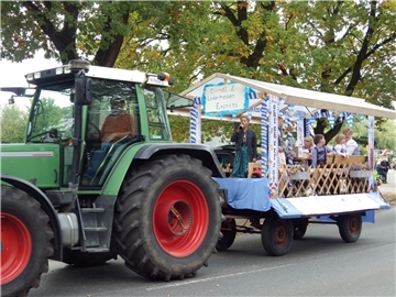 Bunt, laut und fröhlich - die Tarmstedter Erntewagenparade