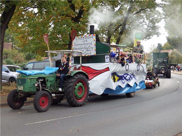 Bunt, laut und fröhlich - die Tarmstedter Erntewagenparade