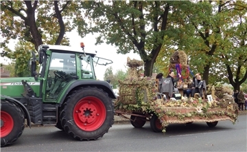 Bunt, laut und fröhlich - die Tarmstedter Erntewagenparade