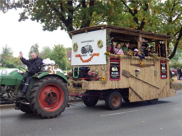 Bunt, laut und fröhlich - die Tarmstedter Erntewagenparade