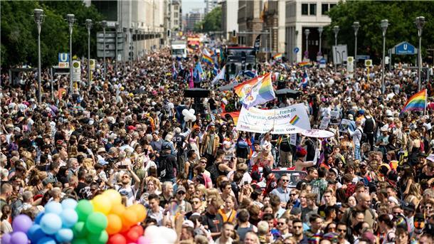 Hunderttausende feiern friedlichen CSD in Berlin Bunt, schrill und ausgelassen - so präsentiert sich die Parade zum Christopher Street Day (CSD) in Berlin.