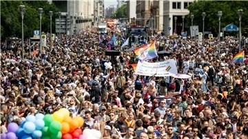 Bunt, schrill und ausgelassen - so präsentiert sich die Parade zum Christopher Street Day (CSD) in Berlin.