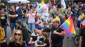 Bunt und vielfältig ging es auf dem diesjährigen Christopher Street Day in der Seestadt zu. Auf dem Theodor-Heuss-Platz wurde es auch farbenfroh.