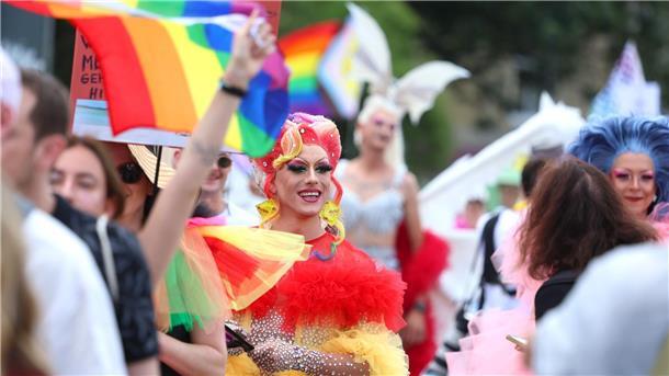 Feiern unterm Regenbogen Bunt verkleidete Leute zogen durch die Straßen der Stadt München. Sie demonstrierten für Gleichberechtigung und Menschenrechte.
