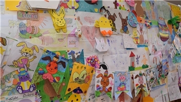Bunte selbst gemalte oder gezeichnete Bilder und sogar Girlanden gehen in der Osterpostfiliale ein.