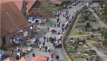 Buntes Treiben: Das Frühlingsfest in Wilstedt aus der Vogelperspektive.