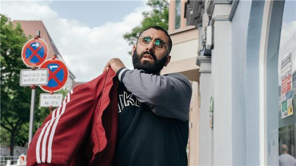 Burak hilft als Streetworker in Berlin Jugendlichen. 