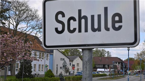 Burg verbietet vorerst politische Aktionen im Umkreis der Schule.