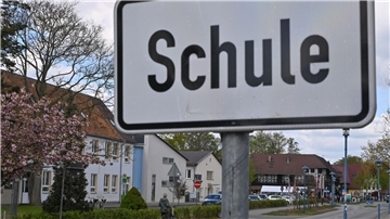 Burg verbietet vorerst politische Aktionen im Umkreis der Schule.