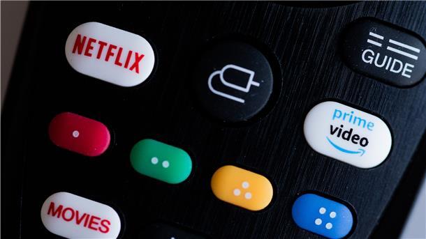 Button für den direkten Start der Apps der Streaming-Anbieter Amazon Prime Video und Netflix sind auf einer Fernbedienung zu sehen.