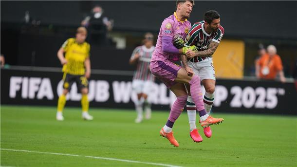 BVB-Keeper Gregor Kobel im Zusammenstoß mit Fluminenses Everaldo. 