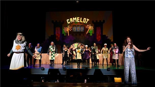 Camelot wird zum Las Vegas des Mittelalters: Kay Krause (König Artus), Julia Lindhorst-Apfelthaler (Die Fee aus dem See) und auch das ganze Ensemble gingen in ihren Rollen auf.