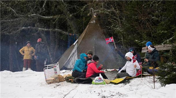 Schwerstarbeit für Langläuferinnen: WM-Gold an Karlsson Camping auch bei Kälte und Regen: Norwegens Fans trotzen der Witterung.