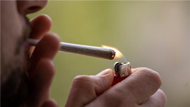 Cannabis-Legalisierung: Vorbehalte bei SPD-Innenexperten Cannabis soll im Betäubungsmittelgesetz von der Liste der verbotenen Substanzen gestrichen werden.