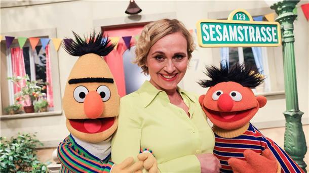 Mehr als 23 Hingucker fürs Fernsehjahr 2023 Caren Miosga, Moderatorin der ARD-“Tagesthemen“, und die Figuren Ernie (r) und Bert bei Dreharbeiten am Studio-Set der „Sesamstraße“.