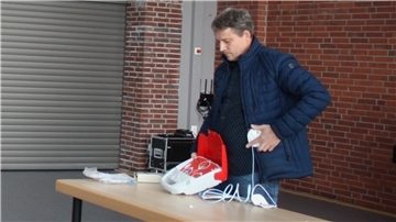 Carl-Jens Blohm von der Herstellerfirma Schiller erkla¨rt den Einsatz des Defibrillators.

