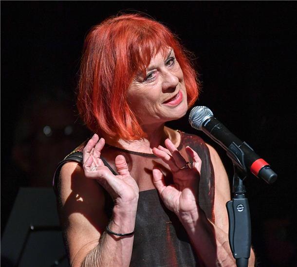Frau Carla Mantel