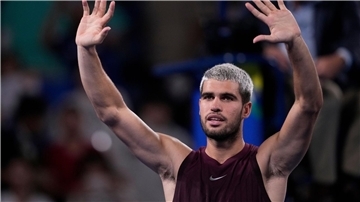 Alcaraz schimpft über Referee und feiert nächsten Titel Carlos Alcaraz feiert in Tokio seinen achten Titel in diesem Jahr.