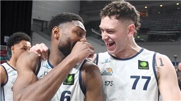 Carlos Carter (links) und Anzac Rissetto freuen sich. Die Eisbären feierten am Ostersamstag bei Phoenix Hagen den vierten Sieg in Folge.