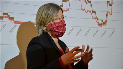 Carmen Menzel leitet das Gesundheitsamt im Landkreis Rotenburg. Seit einem Jahr steht sie in vorderster Front im hiesigen Kampf gegen Corona. Das Bild zeigt sie während einer Pressekonferenz im Kreishaus im vergangenen Jahr.