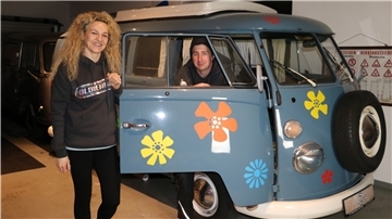 Carmen Schwarzer und Pascal Janoush vergöttern ihn, ihren himmelblauen Bulli. Es war Liebe auf den ersten Blick, als sie ihn vor zehn Jahren in der Werkstatt eines Bekannten gesehen haben. 70 Jahre gibt es das Kultmodell von VW nun. Aber was ist eigentlich so besonders an ihm?