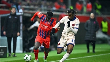 Carney Chukwuemeka (r) könnte in Lissabon sein Debüt für Dortmund feiern.