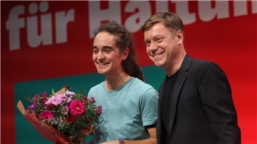 Carola Rackete (l) und Martin Schirdewan bilden das Spitzenduo der Partei für die Wahl zum Europaparlament.
