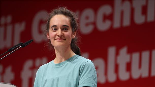 Carola Rackete spricht Parteitag in Augsburg.