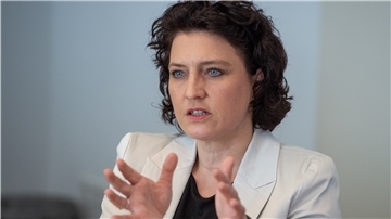 Carola Reimann (SPD), Sozialministerin in Niedersachsen, hält an der Obergrenze von 50 Teilnehmern bei öffentlichen Feiern fest.
