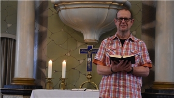 Der Leiter eines Gottesdienstes am Altar.