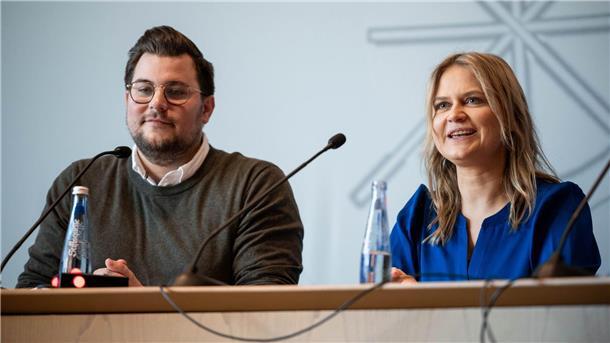 Carsten Meier von der Unternehmensberatung Intraprenör und Julia Backmann von der Universität Münster stellen ihre Studienergebnisse vor.