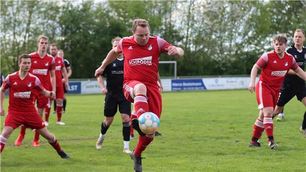 Erste Kreispokalrunde startet mit Derby der Kreisligisten Bevern und Selsingen Mehrere Männer in roten Trikots und einer hat den Ball am Fuß.