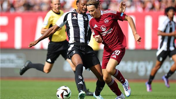 Kloses verheißungsvolle Generalprobe: FCN besiegt Juve 3:0 Caspar Jander erkämpft den Ball und zieht los zum 1:0.