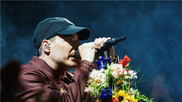 Zurück zu den Wurzeln: Caspers Album „nur liebe, immer.“ Casper steht beim Southside Festival auf der Bühne.