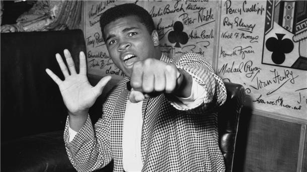 Vom Großmaul zum Größten: Muhammad Ali in einer Arte-Doku Cassius Clay, besser bekannt als Muhammad Ali, hält fünf Finger hoch, um vorauszusagen, wie viele Runden er brauchen wird, um Henry Cooper auszuknocken.