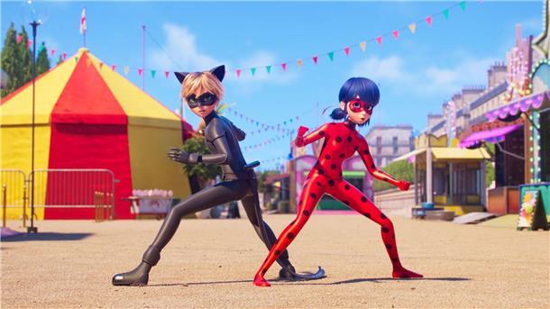 Cat Noir und Ladybug in einer Szene des Films „Miraculous: Ladybug & Cat Noir - Der Film“.