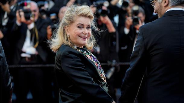 Catherine Deneuve über Kuss-Szene mit ihrer Tochter Catherine Deneuve bei der Premiere des Films „Marcello Mio“ in Cannes.